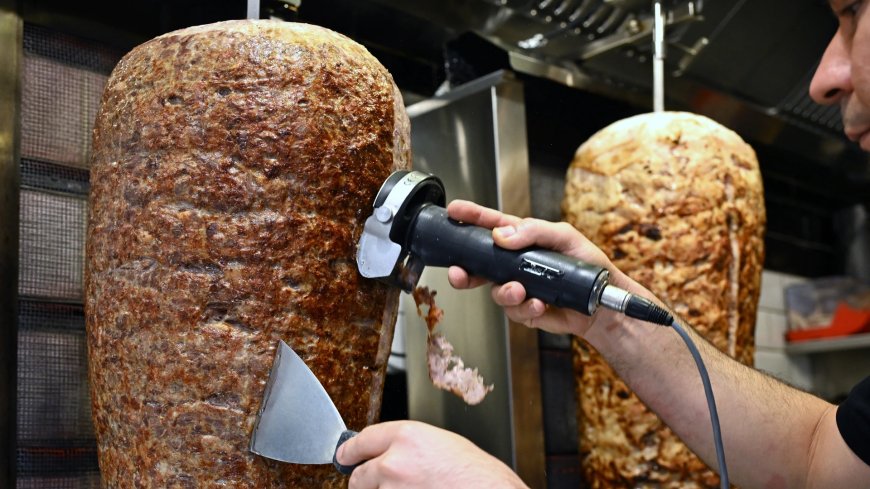 Britse kebabfabriek krijgt boete van 581.000 euro voor grootschalige lamsvleesfraude