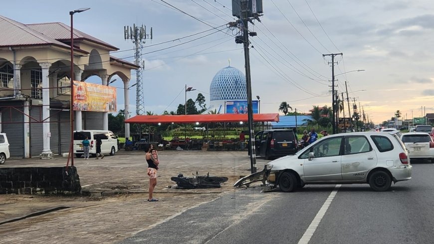 Bromfietser vliegt door de lucht na aanrijding met auto op Hadji Iding Soemitaweg