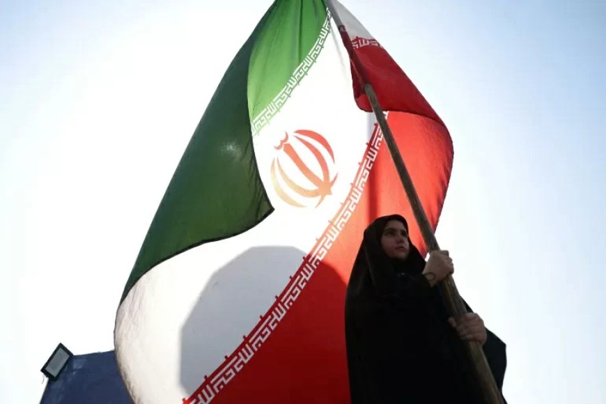 VS valt Iran aan, Iran sluit Straat van Hormuz