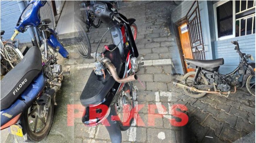 Bromfietsen met opgevoerde motoren en uitlaten in beslag genomen