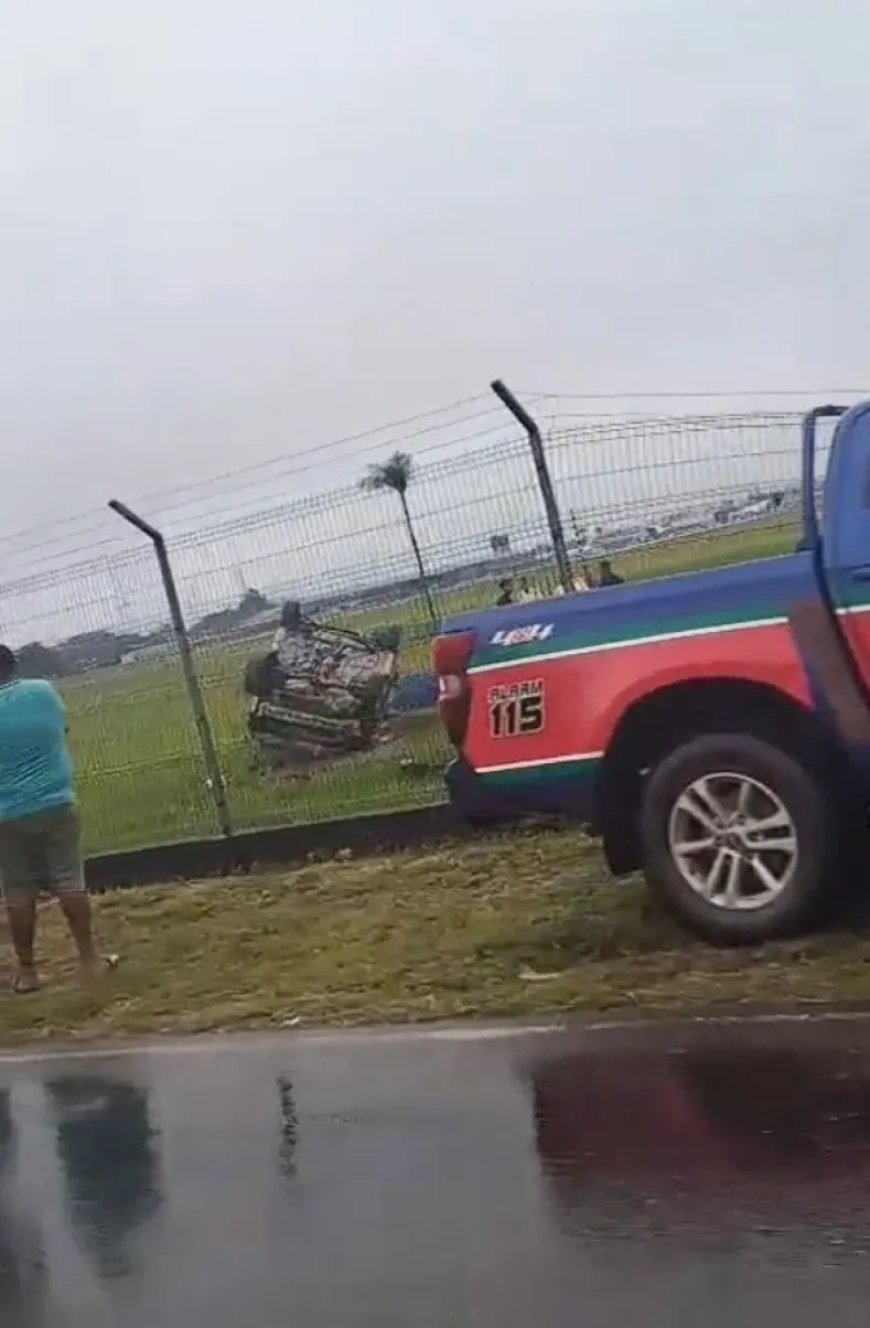 Auto belandt op kop op terrein JAP-luchthaven