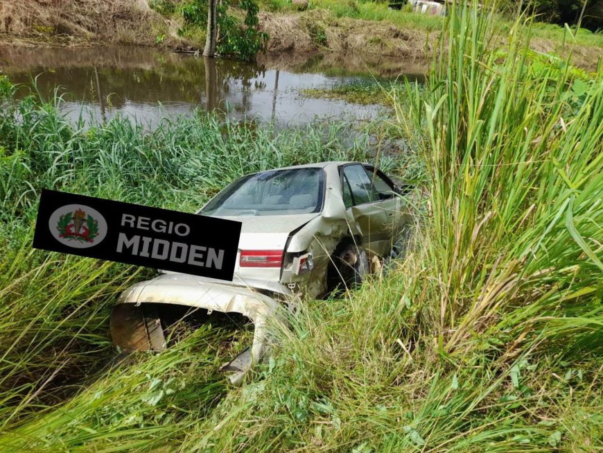 Auto belandt in kanaal na aanrijding op Tout Lui Fautkanaalweg