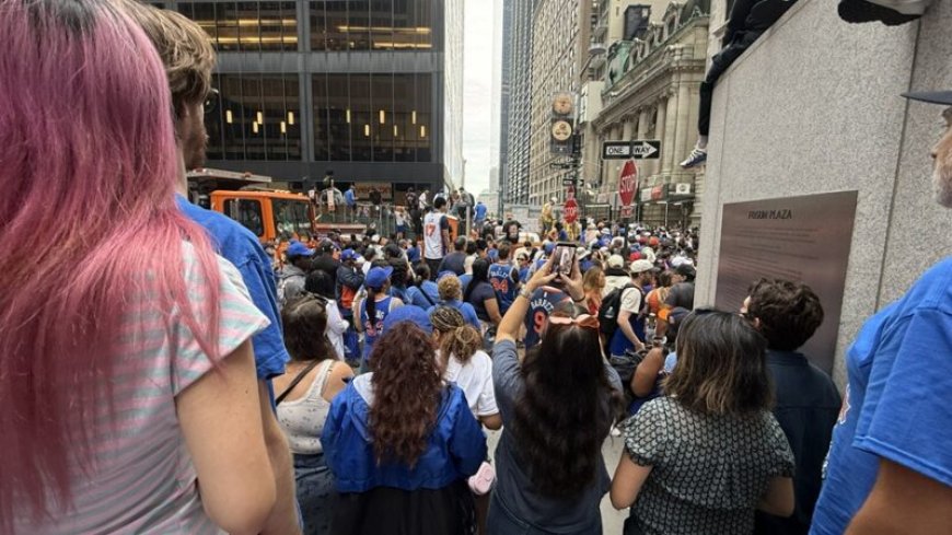 SFEERVERSLAG — Knicks-fans vieren uitbundig feest zonder hun kampioenen te zien