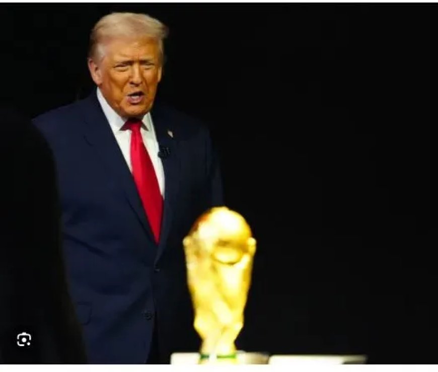 Trump reikt WK-beker uit