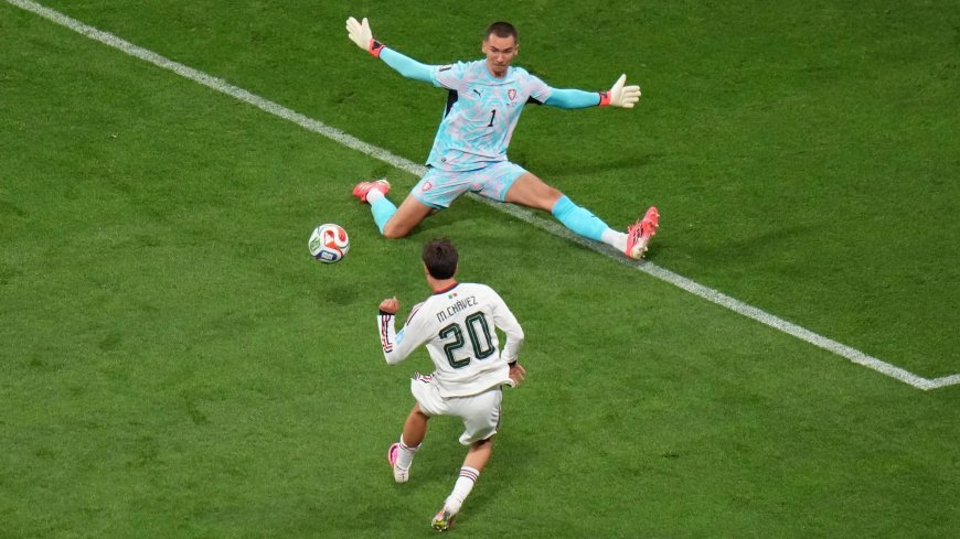 Mexico sluit Groep A foutloos af na 3-0 tegen Tsjechië