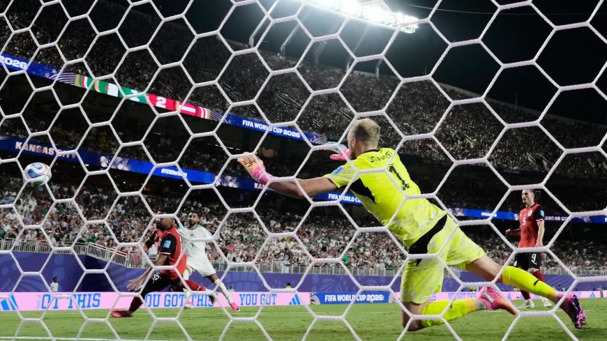 Algerije en Oostenrijk bereiken knock-outfase na spectaculair 3-3-gelijkspel