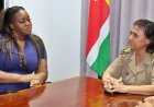 Minister Huur brengt werkbezoek aan districtscommissaris Nickerie