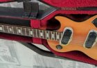 Familie schenkt iconische gitaar Henry Menes aan Kaseko Museum
