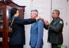 Franse ambassadeur gedecoreerd bij afscheid