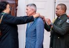 Vertrekkende Franse ambassadeur onderscheiden door president Simons
