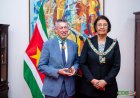 Vertrekkende Franse ambassadeur ontvangt hoge onderscheiding van president Simons