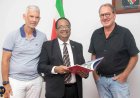 Vicepresident ontvangt Nederlands plan om parkeer- en verkeersproblemen Paramaribo op te loss