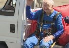 105-jarige oorlogsveteraan viert verjaardag met eerste parachutesprong