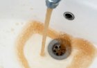 Bewoners Coronie en Flora eisen oplossing voor vuil kraanwater