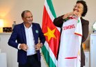 President ontvangt Natio Green Guardians voetbalshirt
