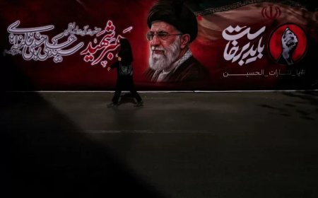 Rouwenden betuigen hun eer terwijl de gedode Iraanse leider Ali Khamenei opgebaard ligt