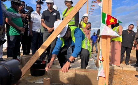 President bij startsein woningbouwproject: ‘Een mens moet een huis hebben!’