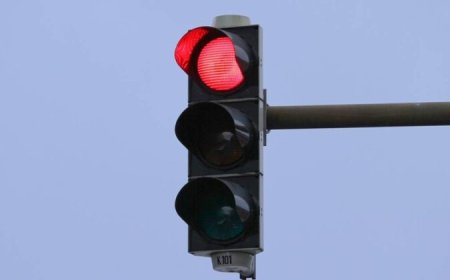 Automobilisten beboet voor rijden door rood verkeerslicht