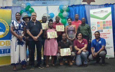 Certificaten voor deelnemers hydroponics training bij Stichting Engedi
