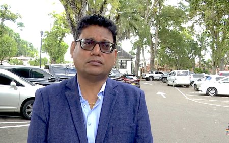 Gajadien noemt beleid regering-Simons zwak en vreest nieuwe leningen