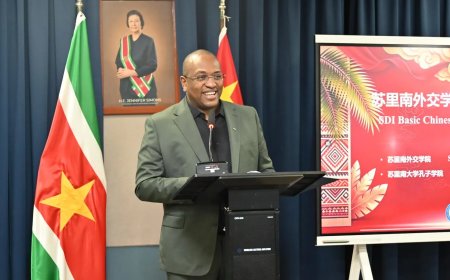 Diplomaten ontvangen certificaat Chinese taal