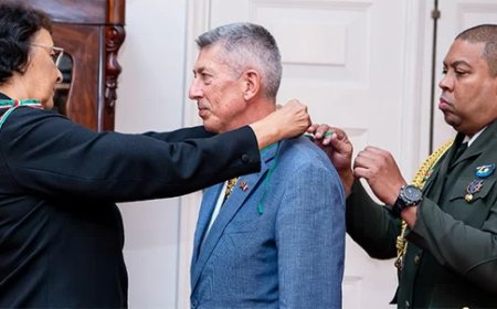 Franse ambassadeur onderscheiden bij afscheid na vier jaar in Suriname