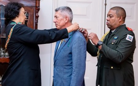 Vertrekkende Franse ambassadeur onderscheiden door president Simons