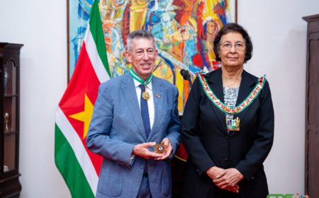 Vertrekkende Franse ambassadeur ontvangt hoge onderscheiding van president Simons