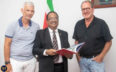 Vicepresident ontvangt Nederlands plan om parkeer- en verkeersproblemen Paramaribo op te loss