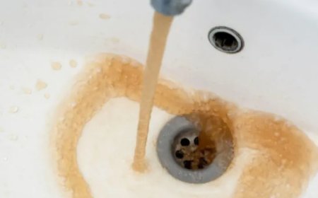 Bewoners Coronie en Flora eisen oplossing voor vuil kraanwater