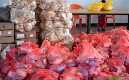 Voedselpakketten en drinkwater voor leefgemeenschappen Saramaccarivier