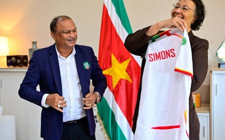 President ontvangt Natio Green Guardians voetbalshirt