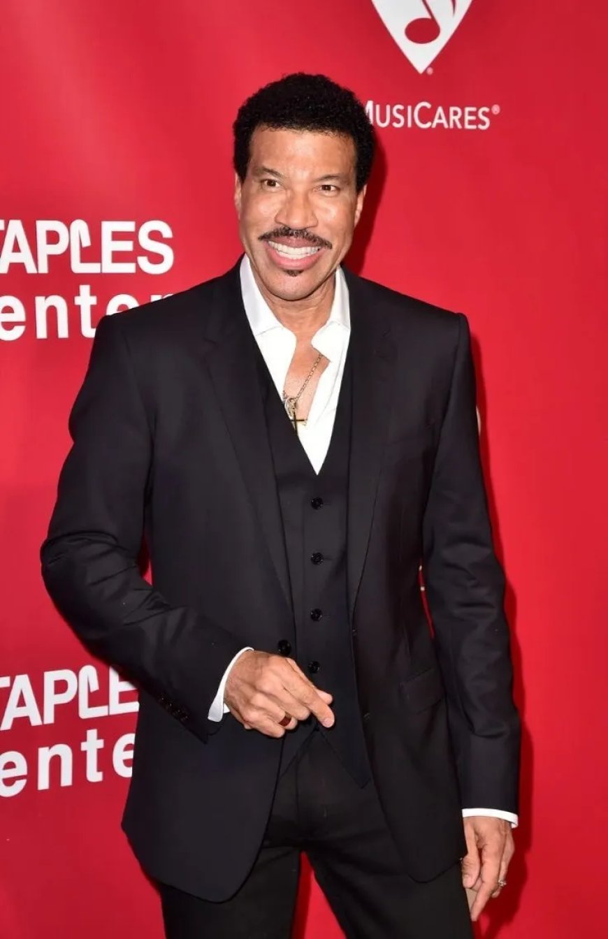 Lionel Richie stelt concerten uit na onwelwording op podium