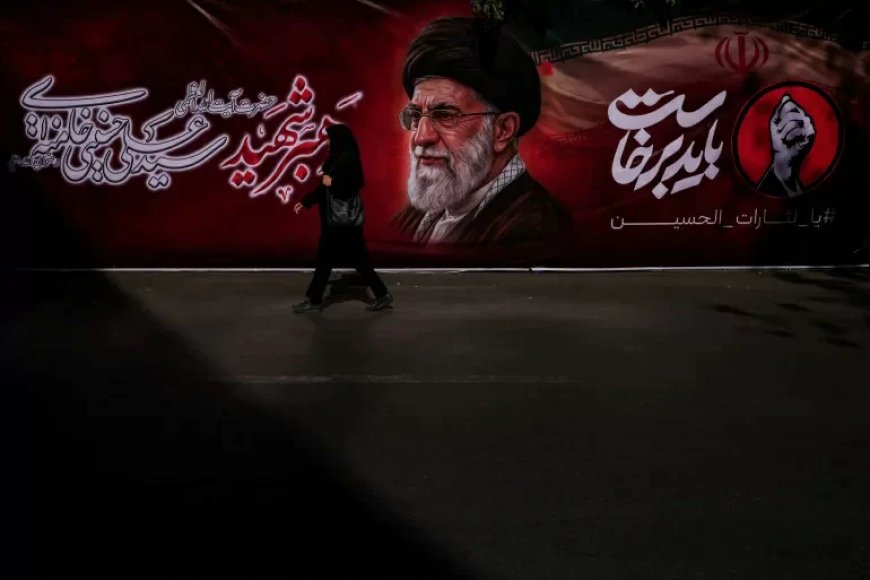 Rouwenden betuigen hun eer terwijl de gedode Iraanse leider Ali Khamenei opgebaard ligt
