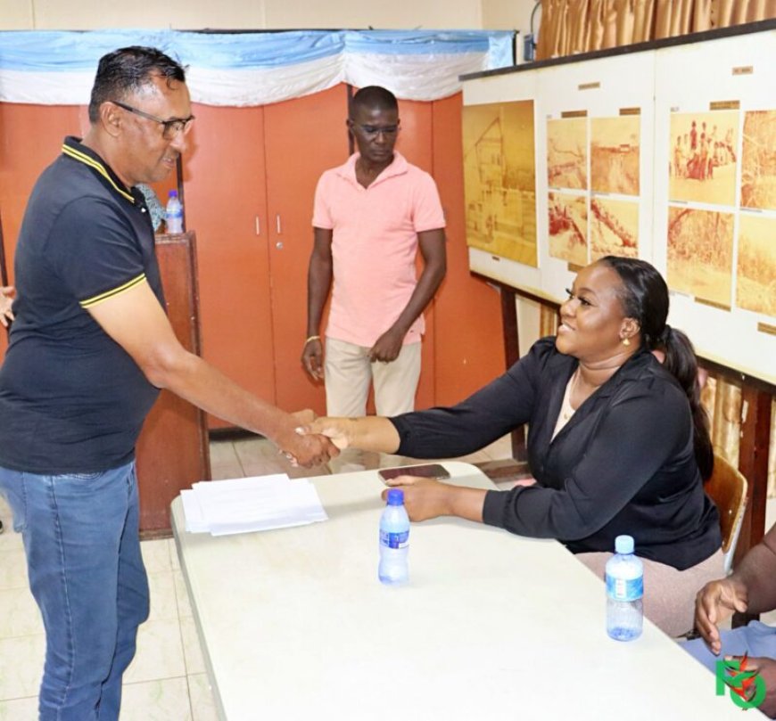 Minister Huur installeert besturen van twaalf waterschappen in Nickerie