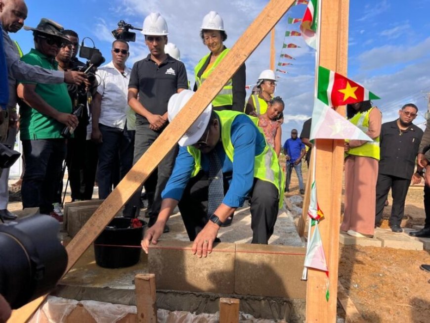 President bij startsein woningbouwproject: ‘Een mens moet een huis hebben!’