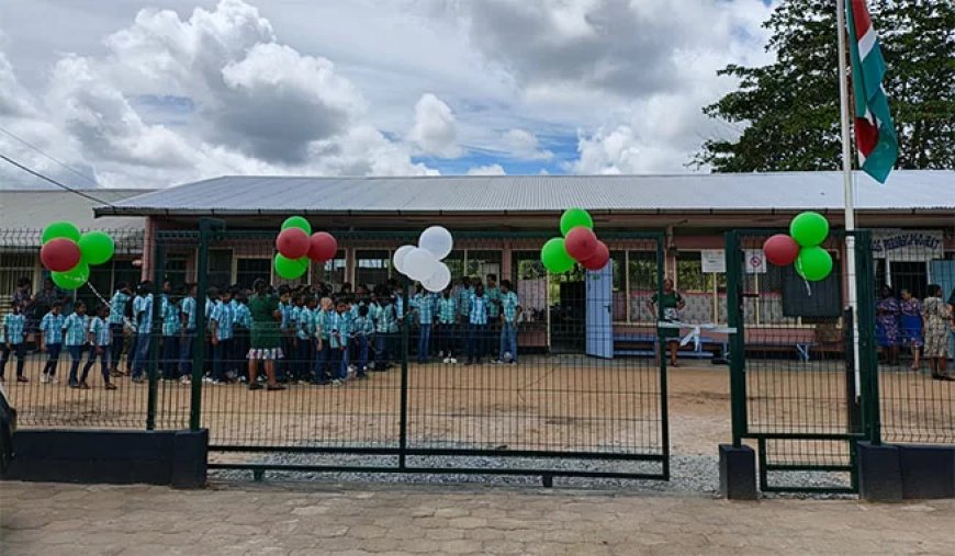 O.S. Reebergproject neemt nieuw zorgcoördinatielokaal en schoolomheining in gebruik