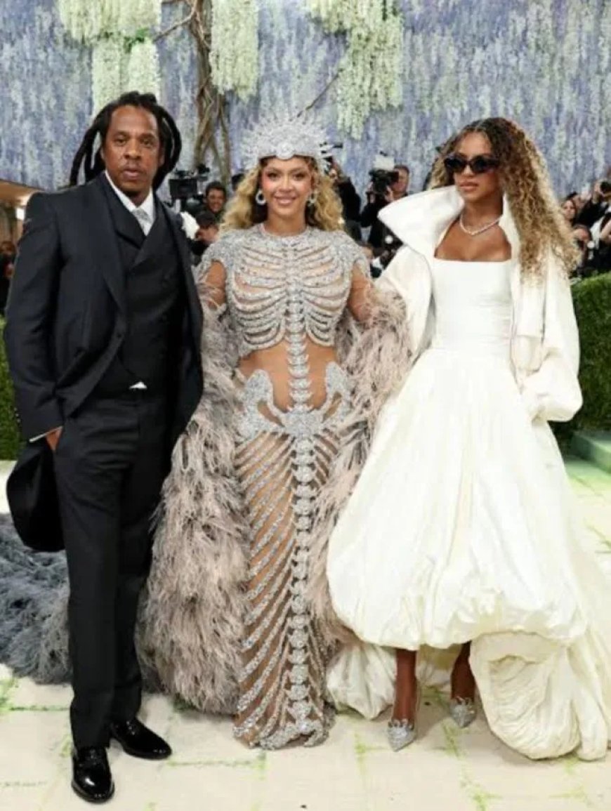 Beyoncé en Blue Ivy verrassen publiek bij Jay-Z’s concert in New York