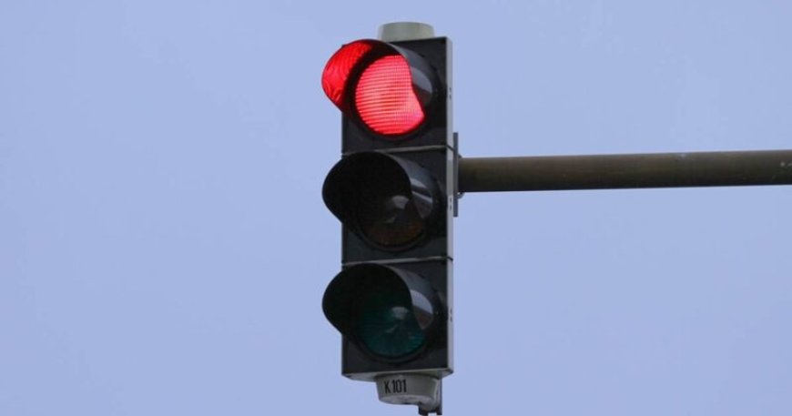 Automobilisten beboet voor rijden door rood verkeerslicht