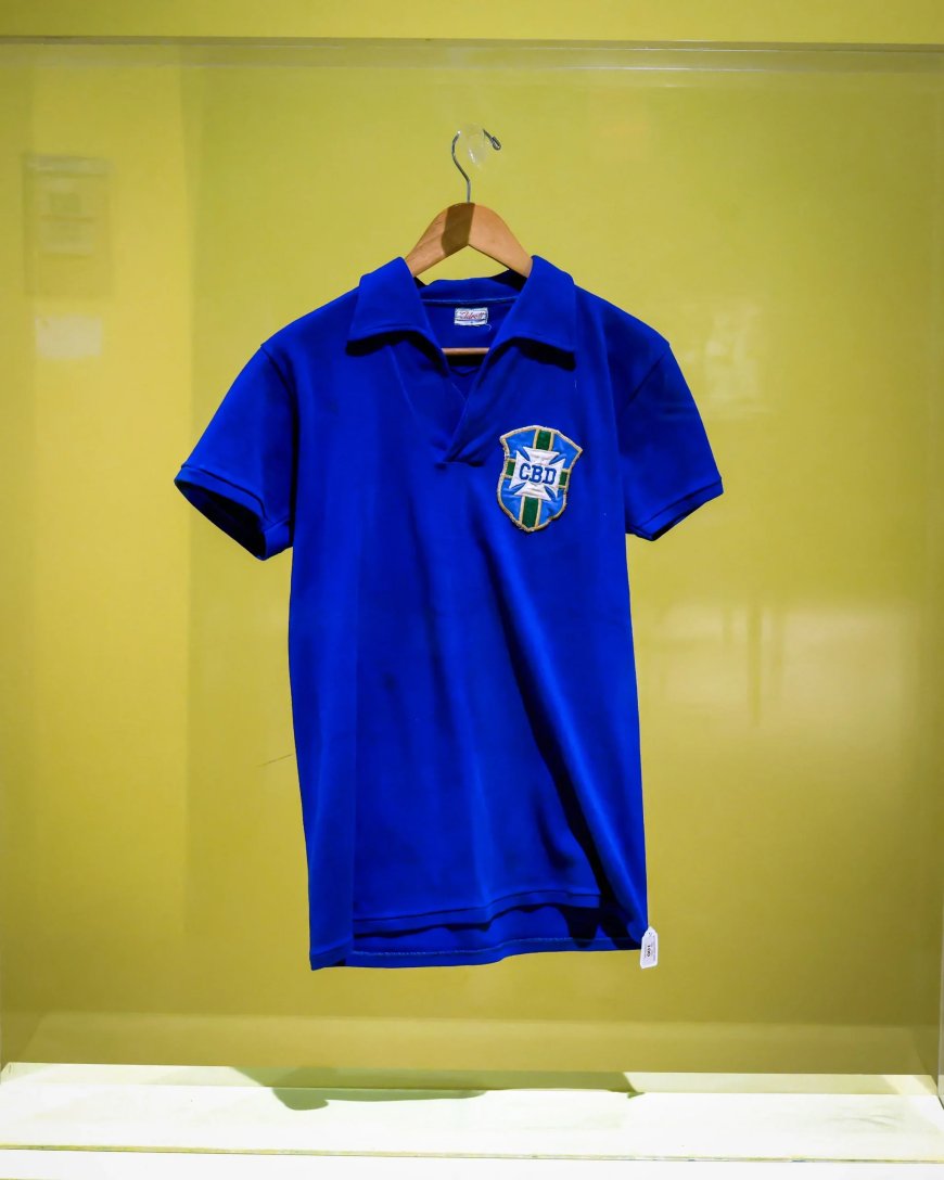 Shirt Braziliaanse voetballegende Pelé geveild voor 4,9 miljoen dollar