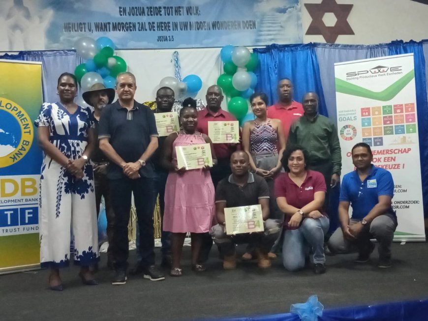 Certificaten voor deelnemers hydroponics training bij Stichting Engedi