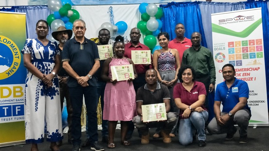 Vier deelnemers ronden training hybrid hydroponics bij Stichting Engedi af