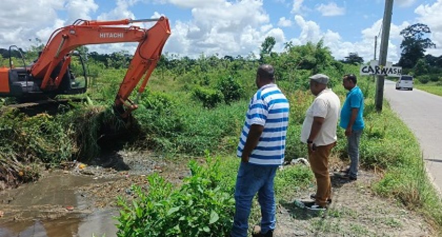LVV start opschoning waterwegen in Lelydorp; stuit op veel grofvuil
