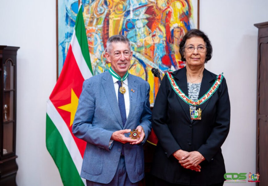 Vertrekkende Franse ambassadeur ontvangt hoge onderscheiding van president Simons
