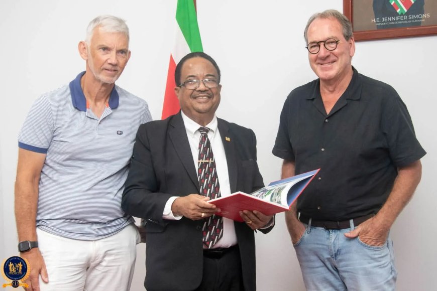 Vicepresident ontvangt Nederlands plan om parkeer- en verkeersproblemen Paramaribo op te loss