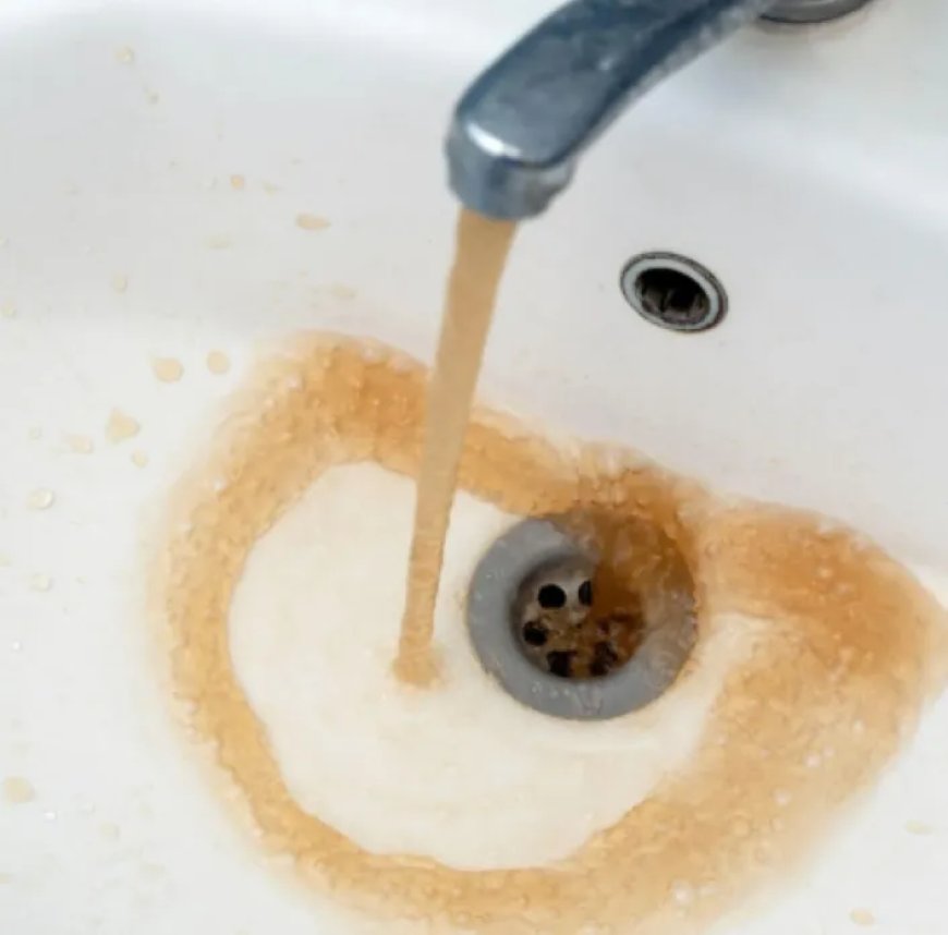 Bewoners Coronie en Flora eisen oplossing voor vuil kraanwater
