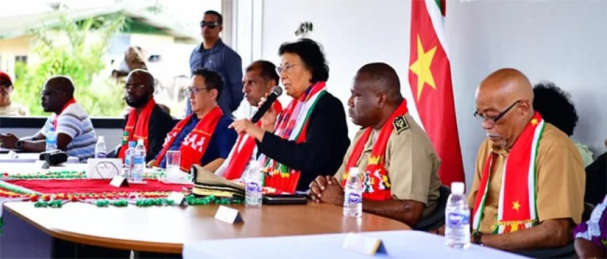 Simons wil Suriname beter voorbereiden op milieurampen na vervuiling Saramaccarivier