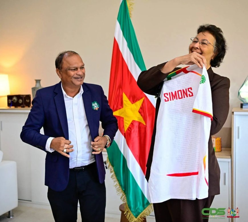 President ontvangt Natio Green Guardians voetbalshirt