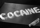 Reiziger opgepakt met bijna twee kilo vermoedelijke cocaïne op J.A. Pengelluchthaven