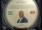 Ramon Seymor ontvangt plaquette en SuRo-Speldje van Satya Dharma Hoogvliet